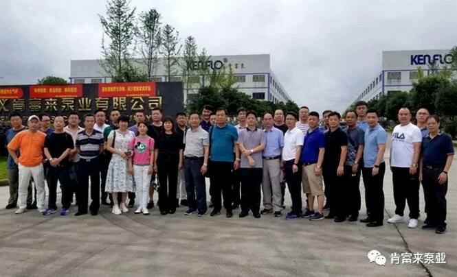 与会人员在遵义华体网页版登录入口-华体(中国)有限公司大门口合影留念